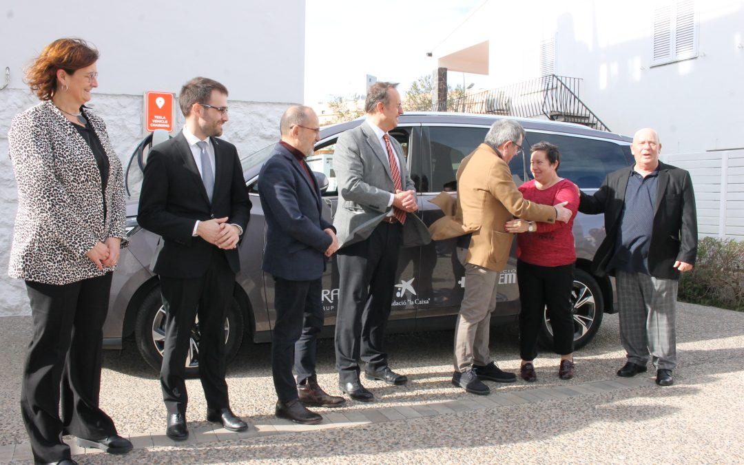 Terraza Grup entrega el cotxe elèctric de la Nit Solidària a la Fundació Altem.